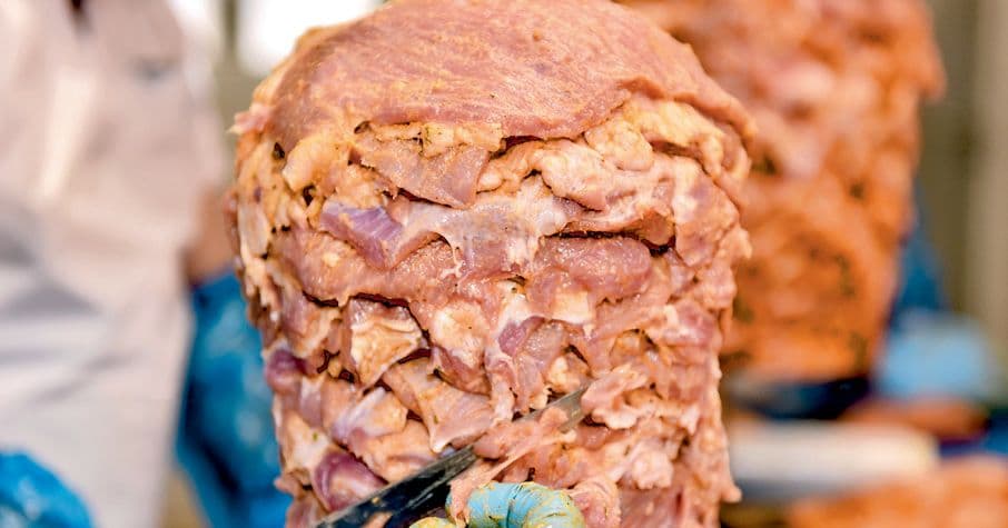 Nahaufnahme von geschichtetem Fleisch am Dönerspiess